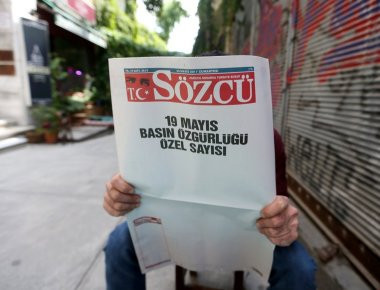 Η Τουρκική εφημερίδα Sözcü κυκλοφόρησε λευκή μετά τις συλλήψεις δημοσιογράφων της (φώτο)